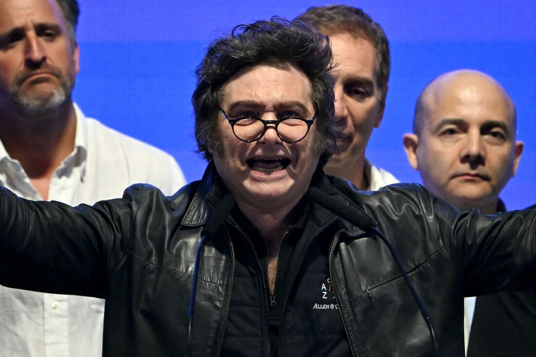 Javier Milei cai em fake news e aceita convite para cantar com AC/DC