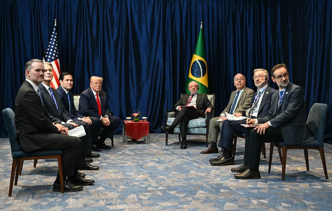 Reunião entre Lula, Trump e outros representantes dos dois países ocorreu na Malásia, neste domingo (26)