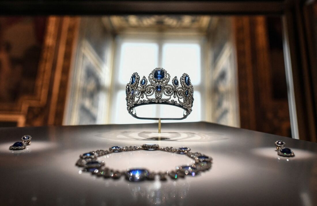 O "conjunto de joias da rainha Marie-Amélie e da rainha Hortense" exposto na Galeria de Apolo, no Museu do Louvre, em Paris, em 14 de janeiro de 2020