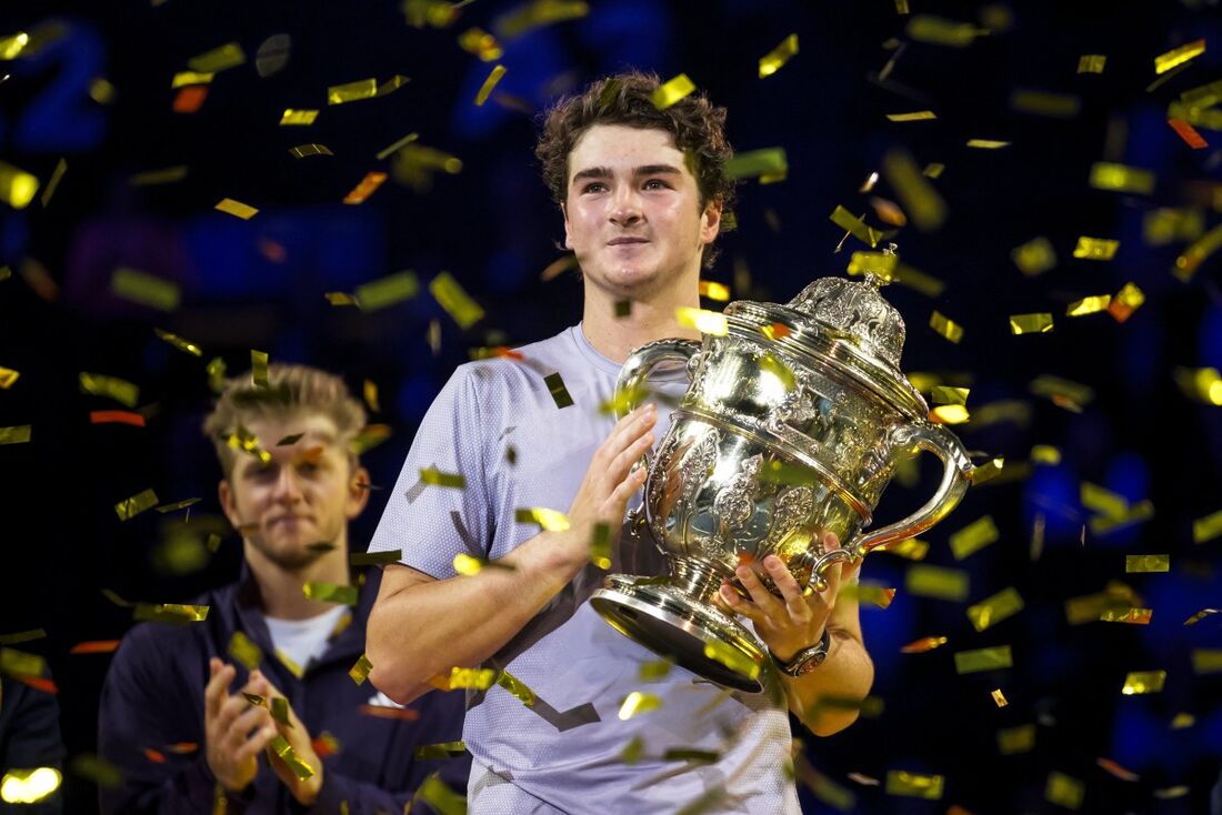 João Fonseca com o troféu conquistado no ATP 500 da Basileia