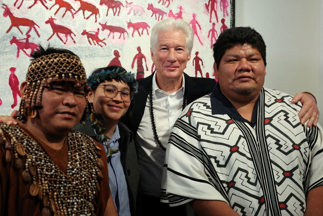 O ator americano Richard Gere posa para uma foto ao lado do presidente da MAPPHA, Lucas Manchineri (D), do líder indígena Kakataibo, Herlin Odicio (E), e do chefe de monitoramento de terras da COIAB, Maipatxi Apurina (2E)
