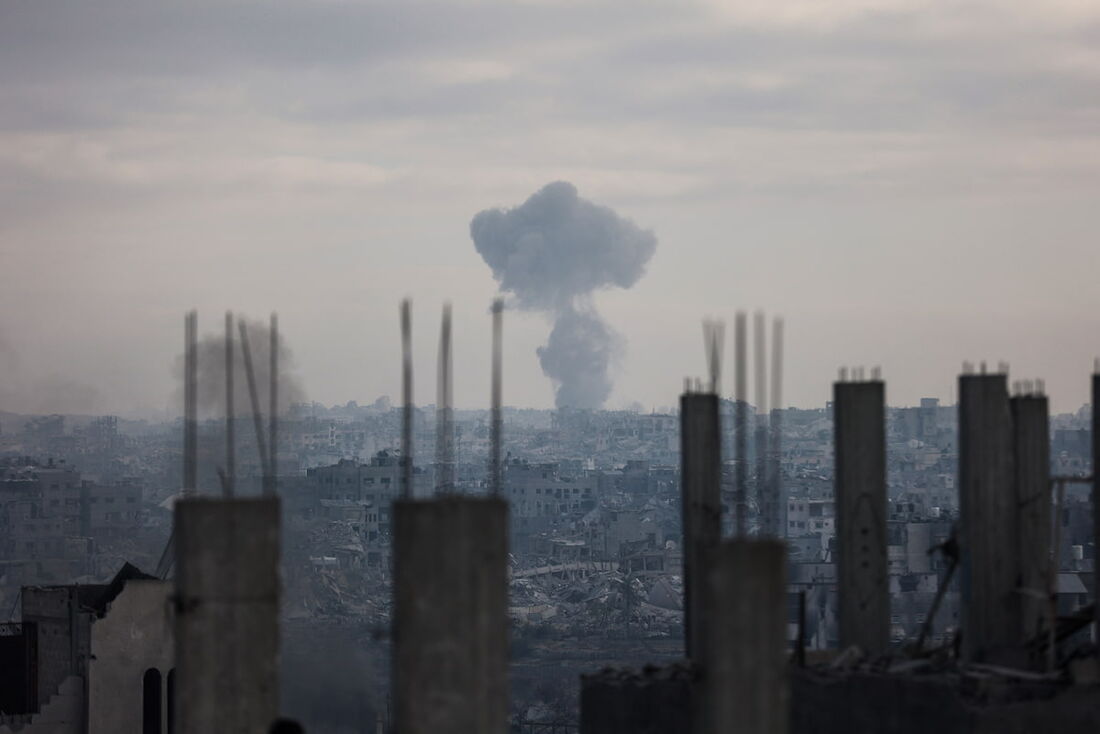 Uma coluna de fumaça se eleva após um ataque israelense na Cidade de Gaza em 29 de outubro de 2025.