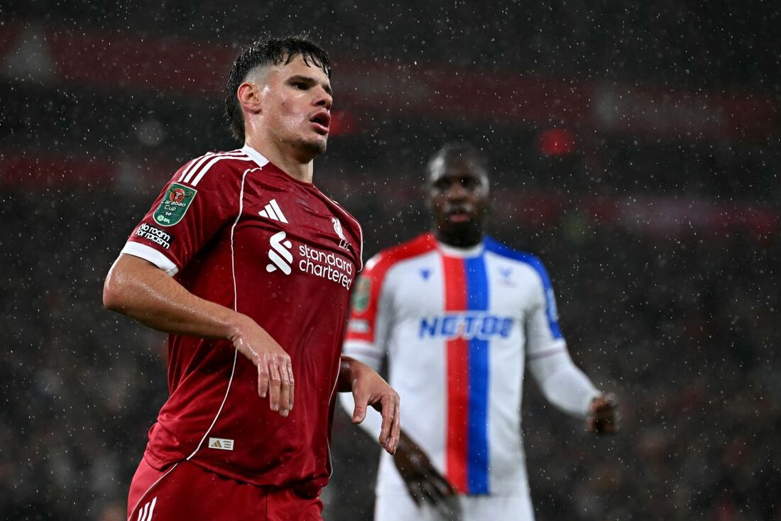 Milos Kerkez, zagueiro do Liverpool, em ação contra o Crystal Palace