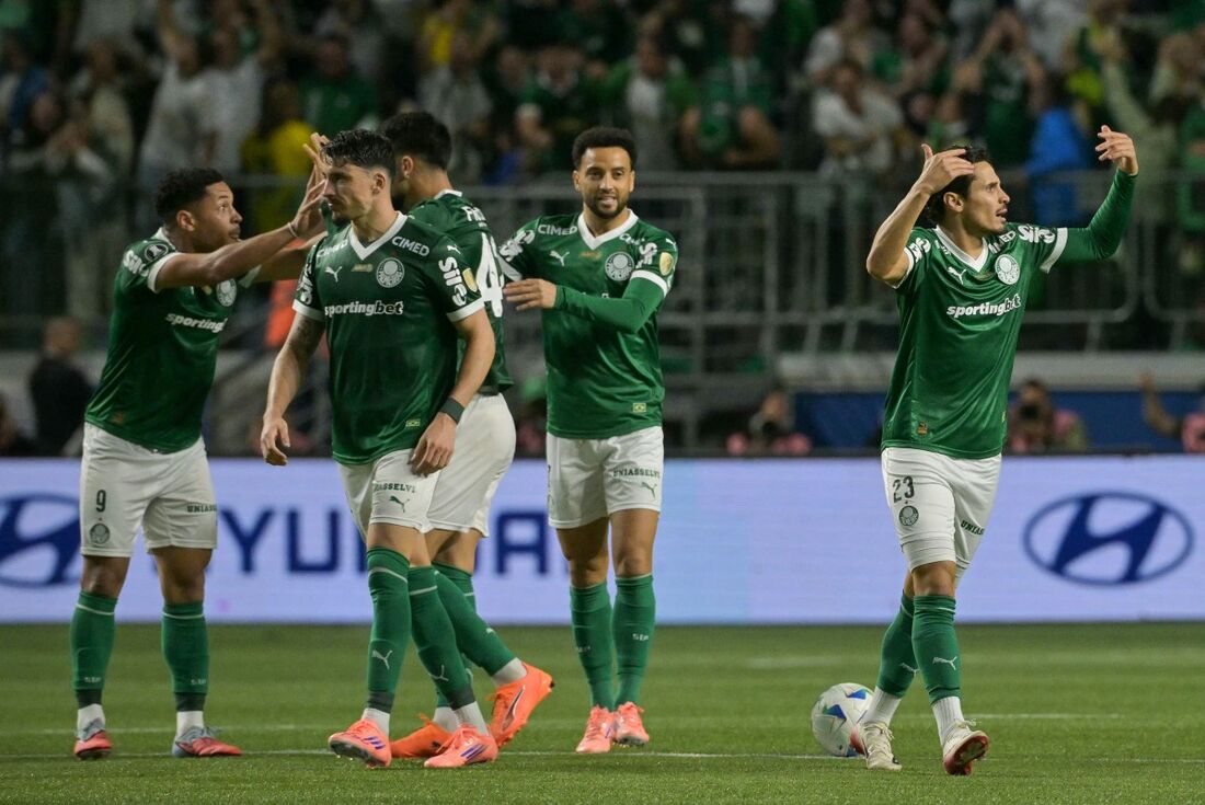 Atletas celebram um dos gols de Raphael Veiga na partida