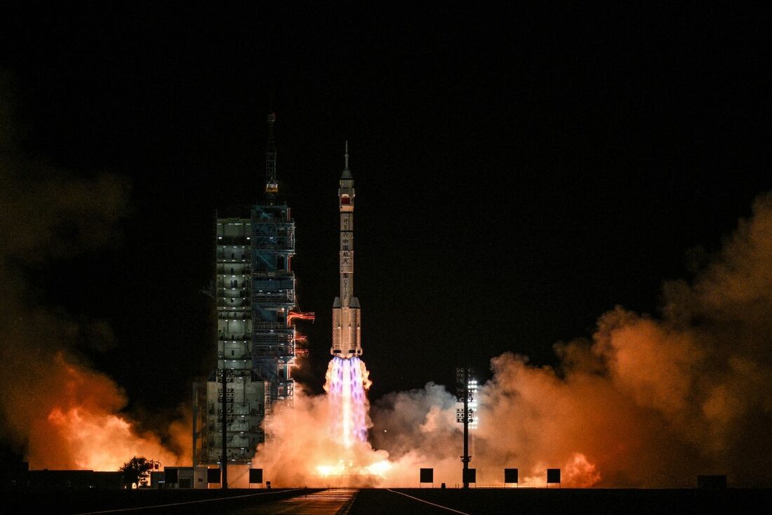 Um foguete Longa Marcha-2F, transportando a espaçonave Shenzhou-21 e uma tripulação de três astronautas, decolou do Centro de Lançamento de Satélites de Jiuquan, no deserto de Gobi, no noroeste da China