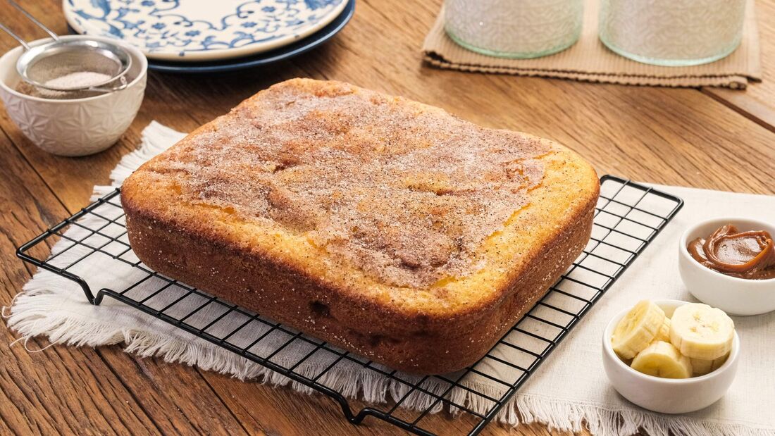 Bolo cremoso de banana com doce de leite