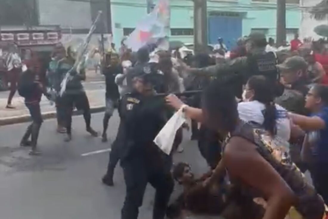 Confusão aconteceu em frente ao edificio-sede da Prefeitura do Recife