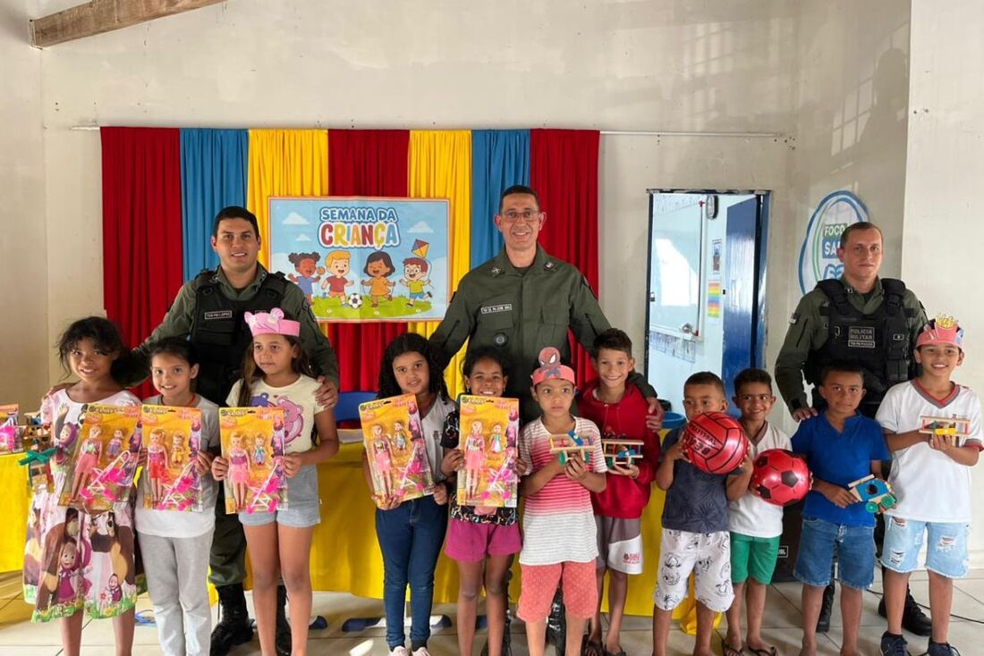 Crianças recebem brinquedos em escola de São Bento do Una