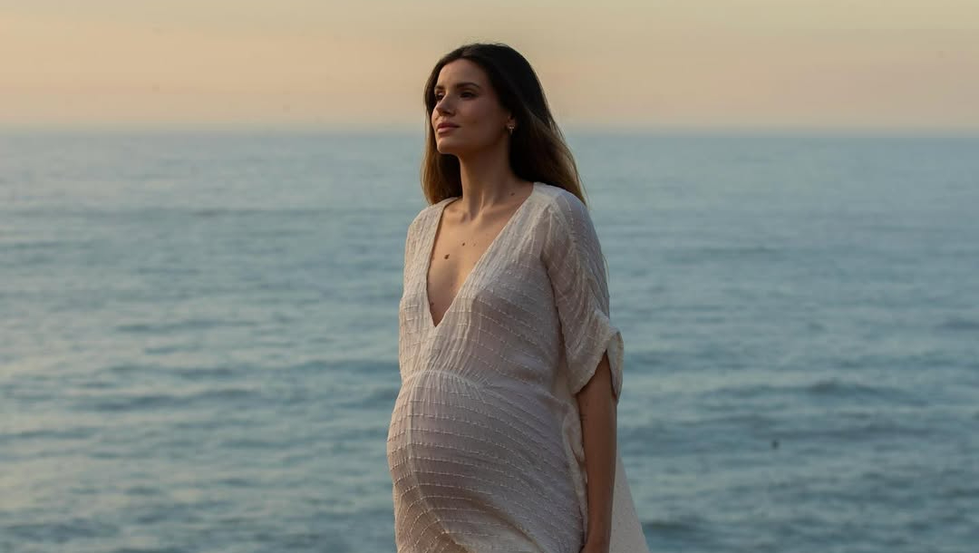 A atriz Camila Queiroz vive a primeira gestação, fruto do relacionamento com Klebber Toledo