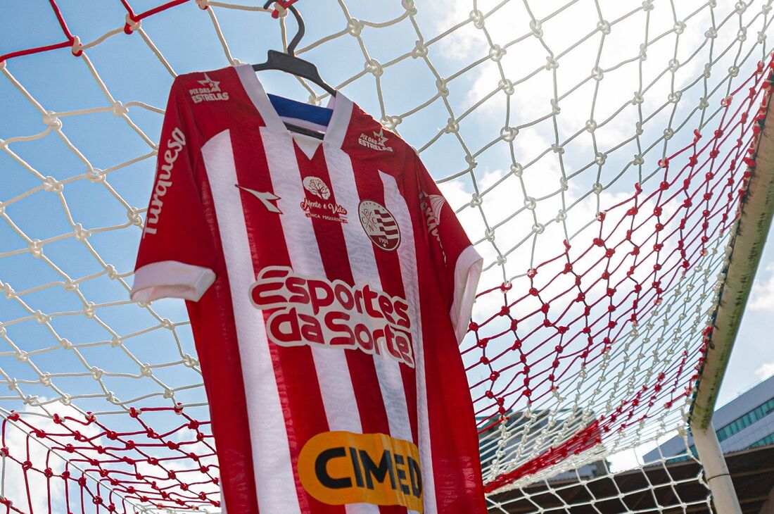 Uniforme do Náutico na temporada 2025, produzido pela Diadora