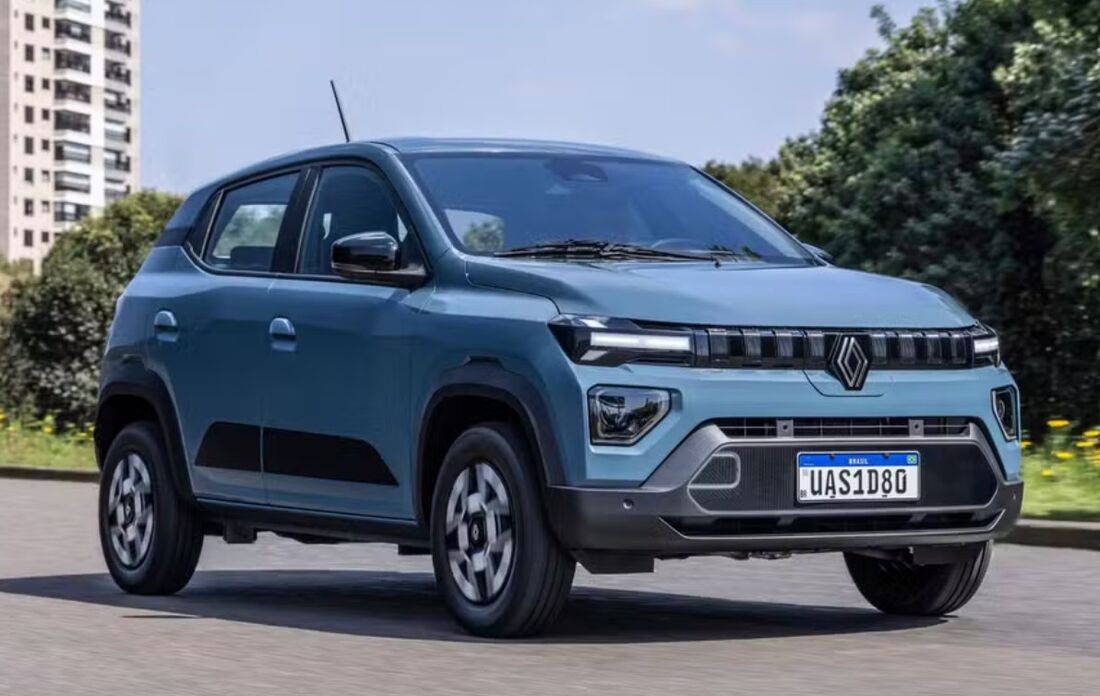 Novo Kwid E-Tech 2026 ganha identidade própria com faróis em LED e assinatura luminosa em forma de flecha.