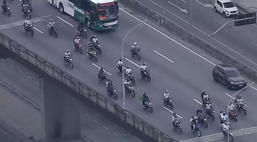 Motos em direção ao Palácio Guanabara 