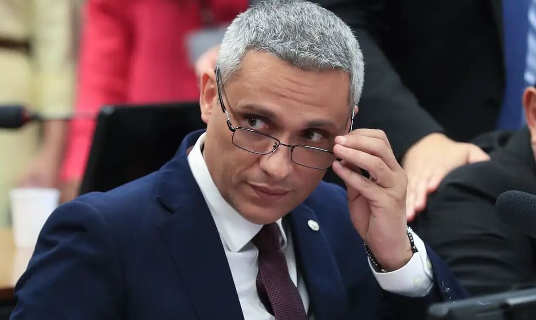 Deputado Gustavo Gayer (PL-GO) não teve autorização para encontrar Bolsonaro porque Moraes o apontou novamente que o parlamentar é investigado em um caso conexo aos que o ex-presidente está envolvido