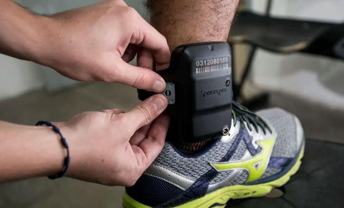 Entenda como funciona a tornozeleira eletrônica, que teria sido violada pelo ex-presidente