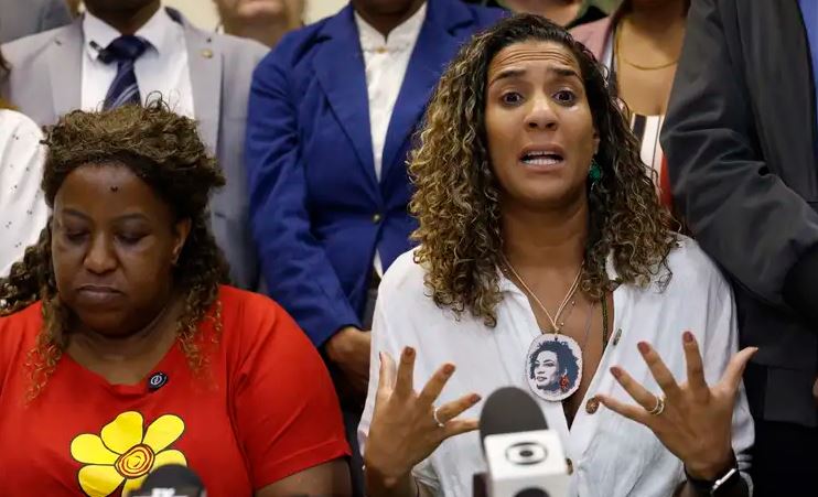 Ministras dos Direitos Humanos e da Cidadania, Macaé Evaristo, e da Igualdade Racial, Anielle Franco, durante reunião com representantes da comunidade e familiares das vítimas da Operação Contenção.