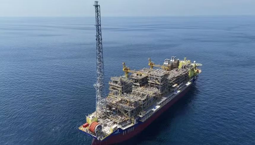 O FPSO Almirante Tamandaré, maior plataforma do país, também instalado em Búzios, custou R$ 45 bilhões, ou pouco mais de US$ 8 bilhões pelo câmbio de hoje