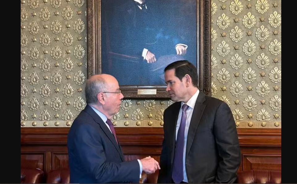 Mauro Vieira e Marco Rubio se cumprimentam na reunião em Washington