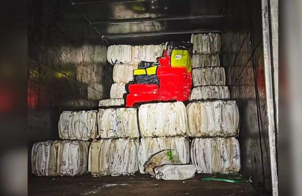 Fardos com maconha estavam escondidos em meio a carga de agrotóxicos 