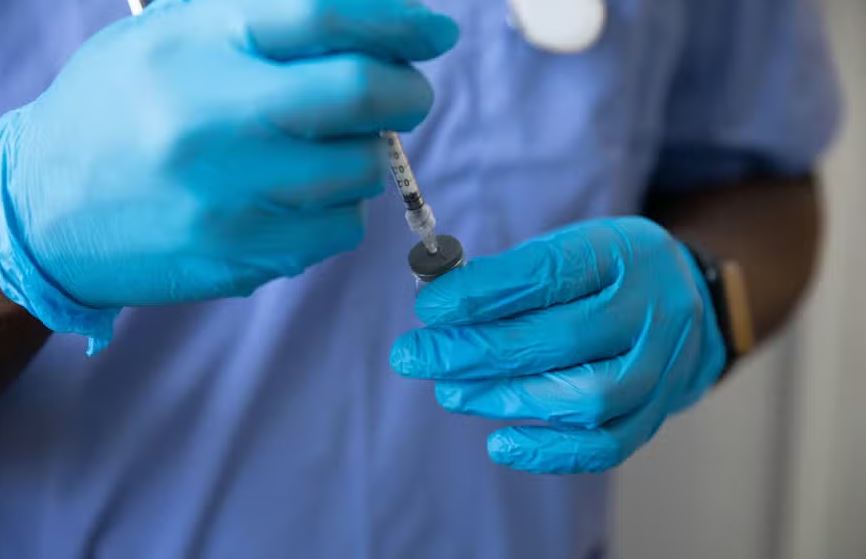 "Injeção inteligente" - além de estimular o sistema imune para atacar o câncer, ele também bloqueia a proteína EGFR, que favorece o crescimento do tumor