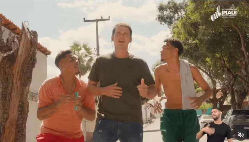 Governo do Piauí é criticado por propaganda em que dois jovens negros furtam celular de homem branco