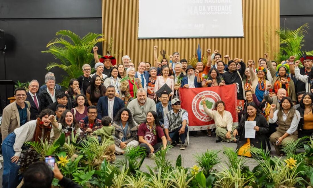 Cerimônia de entrega de documento pela Comissão Nacional da Verdade Indígena 