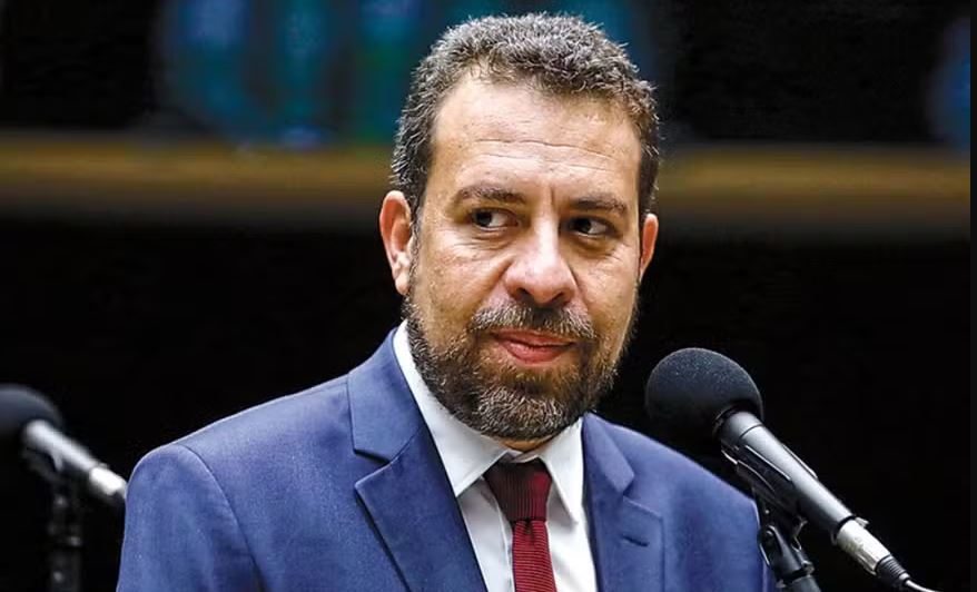 Guilherme Boulos ironiza a tese defendida por apoiadores do ex-mandatário de que os votos nas eleições deveriam ser impressos