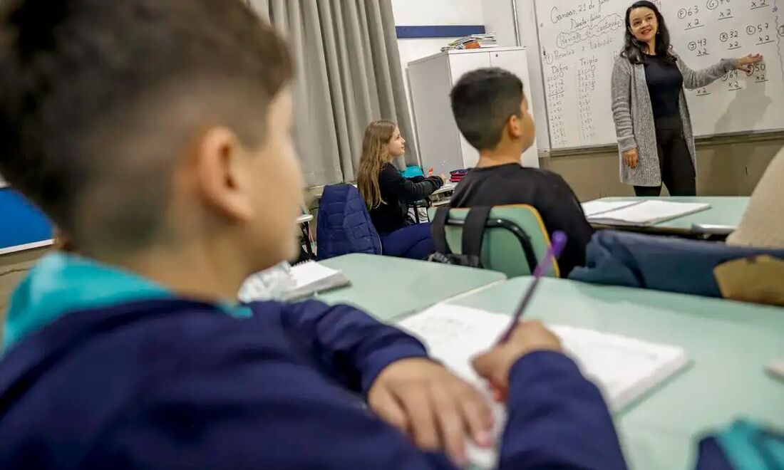 Professores perdem 21% do tempo de aula com questões relacionadas à disciplina, nos países-membros da OCDE a média é menor, 15%