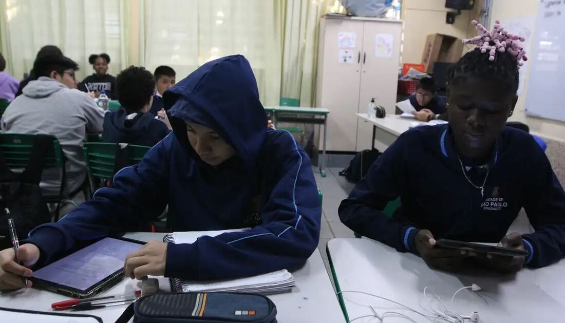 Professores brasileiros disseram que usam a IA para gerar planos de aula ou atividades (77%), ajustar automaticamente a dificuldade dos materiais de aula de acordo com as necessidades de aprendizagem dos alunos (64%) e aprender e resumir um tópico de for