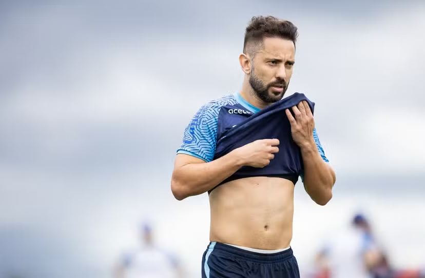Everton Ribeiro - jogador de 36 anos foi diagnosticado com a doença há cerca de um mês e agora seguirá em recuperação após a operação bem-sucedida