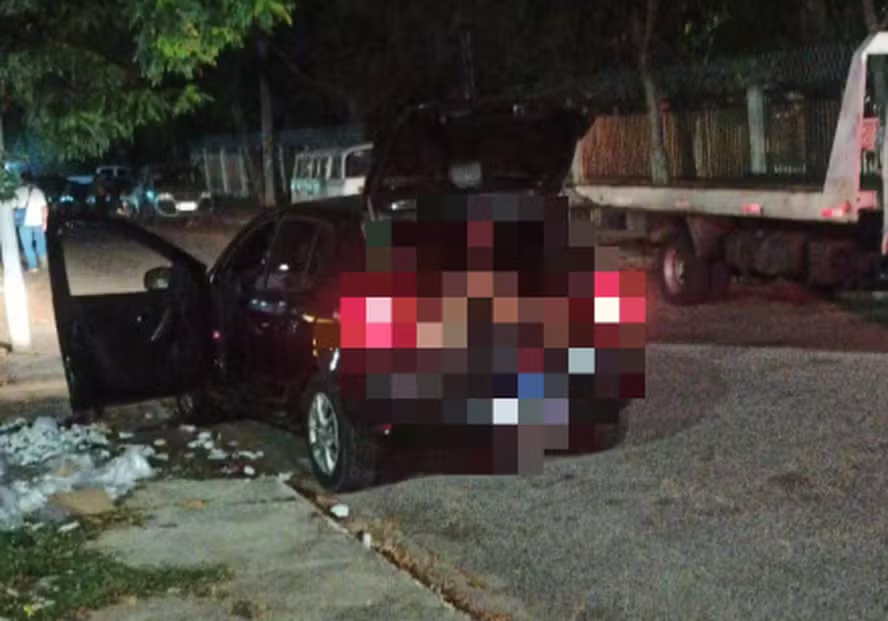Seis corpos são abandonados em carro, em Jacarepaguá
