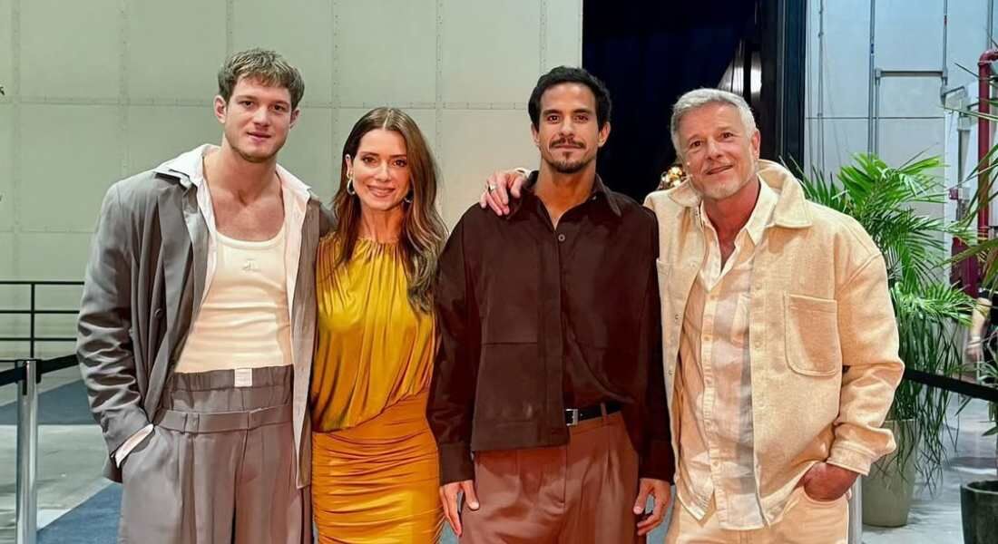 Pedro Novaes, mãe, irmão e pai posaram nos bastidores da Globo