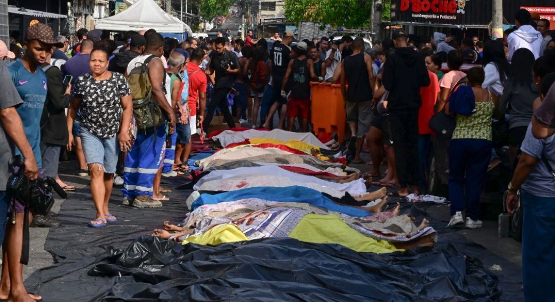 Corpos foram levados à praça no Rio de Janeiro