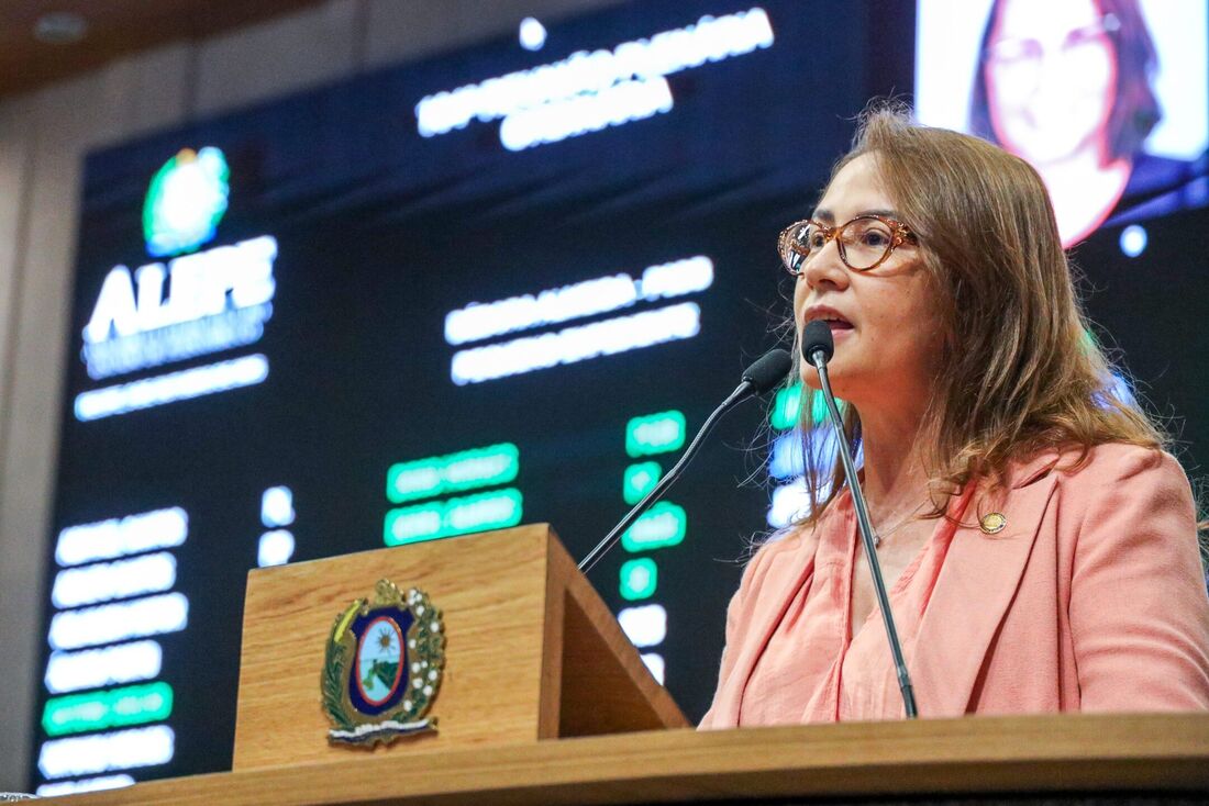 Deputada Débora Almeida (PSDB) questiona aplicação das emendas parlamentares