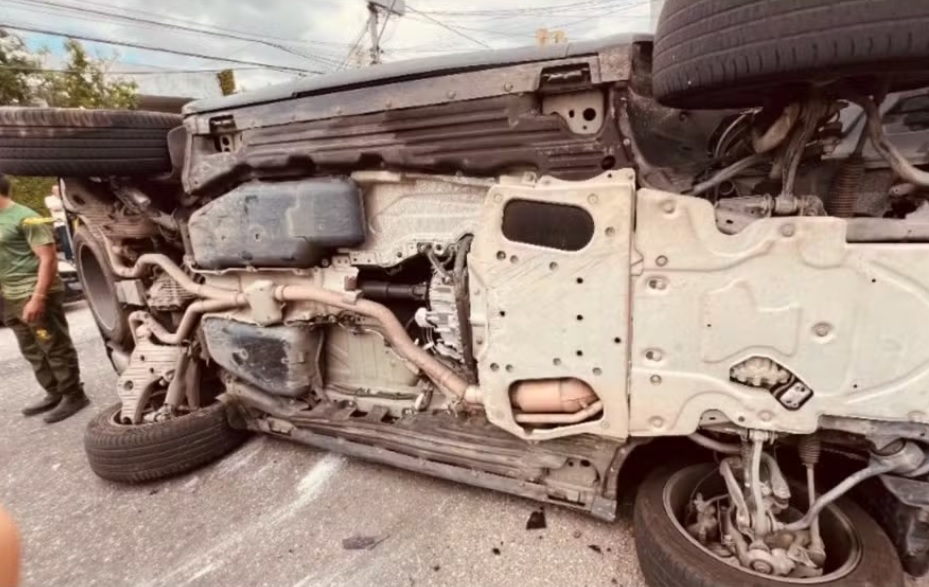 Carro de Deiveson Figueiredo capotado após o acidente