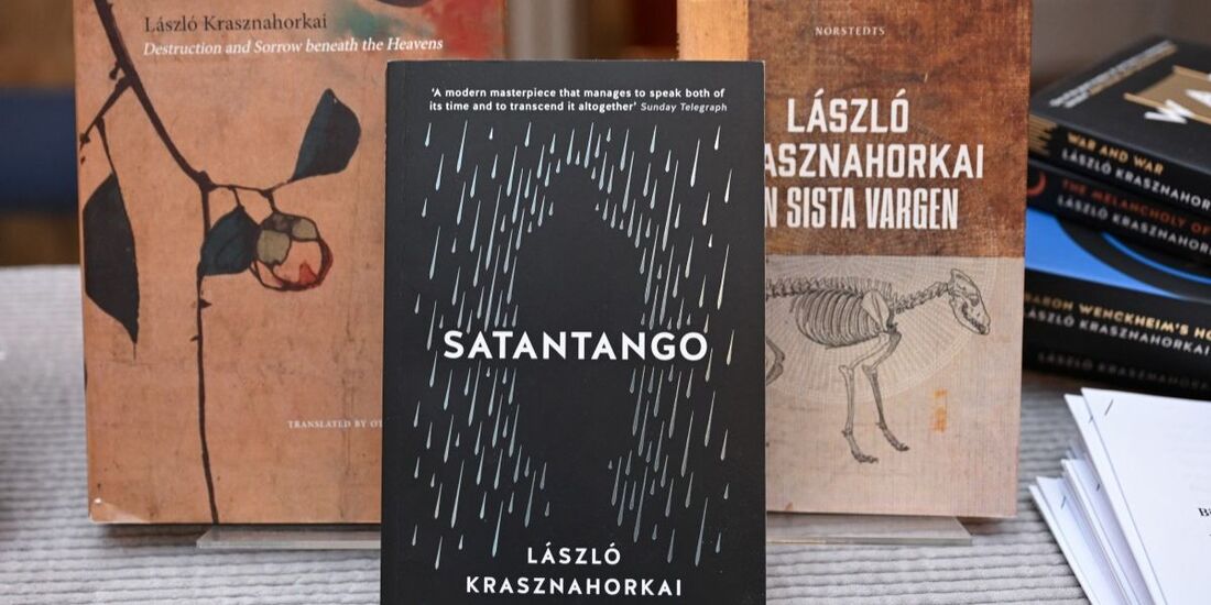 O romance "Sátántangó", de László Krasznahorkai, é o único um livro publicado no Brasil