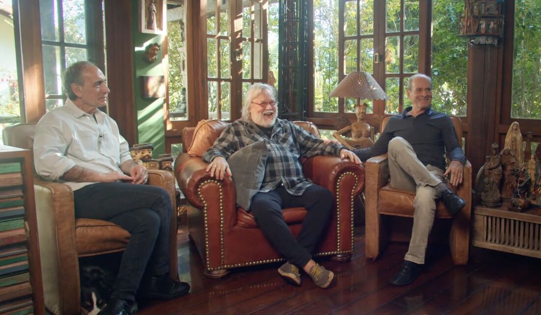Gerson Conrad (esq) e Ney Matogrosso (dir.) dão depoimentos, junto ao letrista Paulo Mendonça (centro)