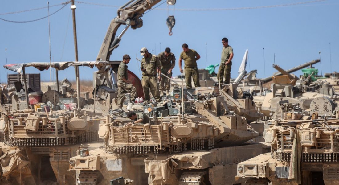 Israel declarou um cessar-fogo em Gaza e começou a retirar suas forças, enquanto dezenas de milhares de palestinos retornavam para suas casas devastadas