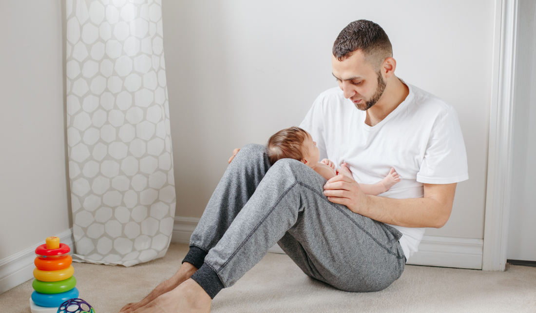 Pai com bebê no colo