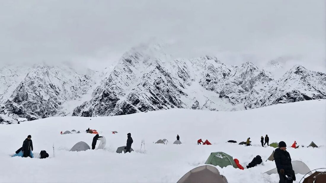 Mais de 200 alpinistas ainda estão presos no Monte Everest nesta terça-feira, 7, após uma nevasca atingir a região no último sábado, 4