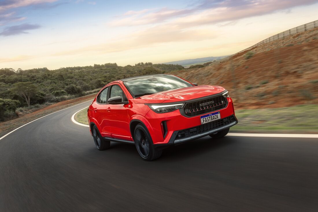 Fiat Fastback Abarth 2026 traz linhas mais agressivas em um visual robusto