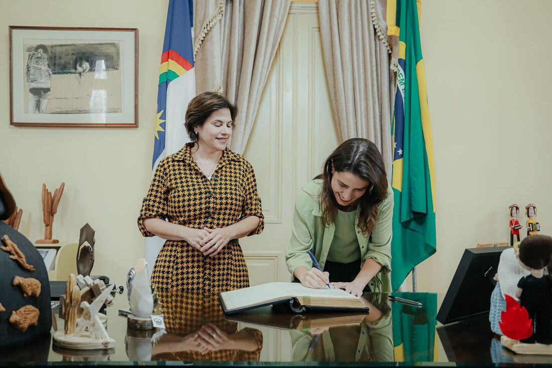 Governadora Raquel Lyra transmite cargo à vice-governadora Priscila Krause
