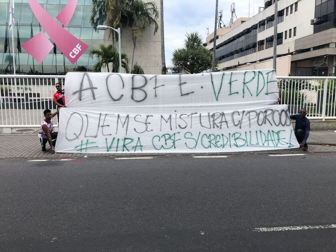 Faixas estendidas em frente à CBF mostravam indignação dos flamenguistas