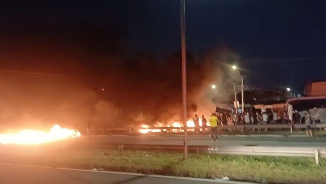 Protesto interdita trecho da BR-101 no Engenho do Meio