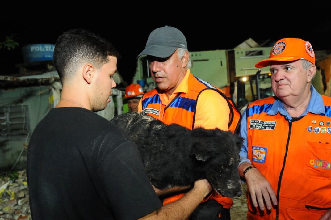 Cachorro é resgatado com vida no meio dos escombros do local do desabamento de conjunto residencial no bairro de Ouro Preto, em Olinda