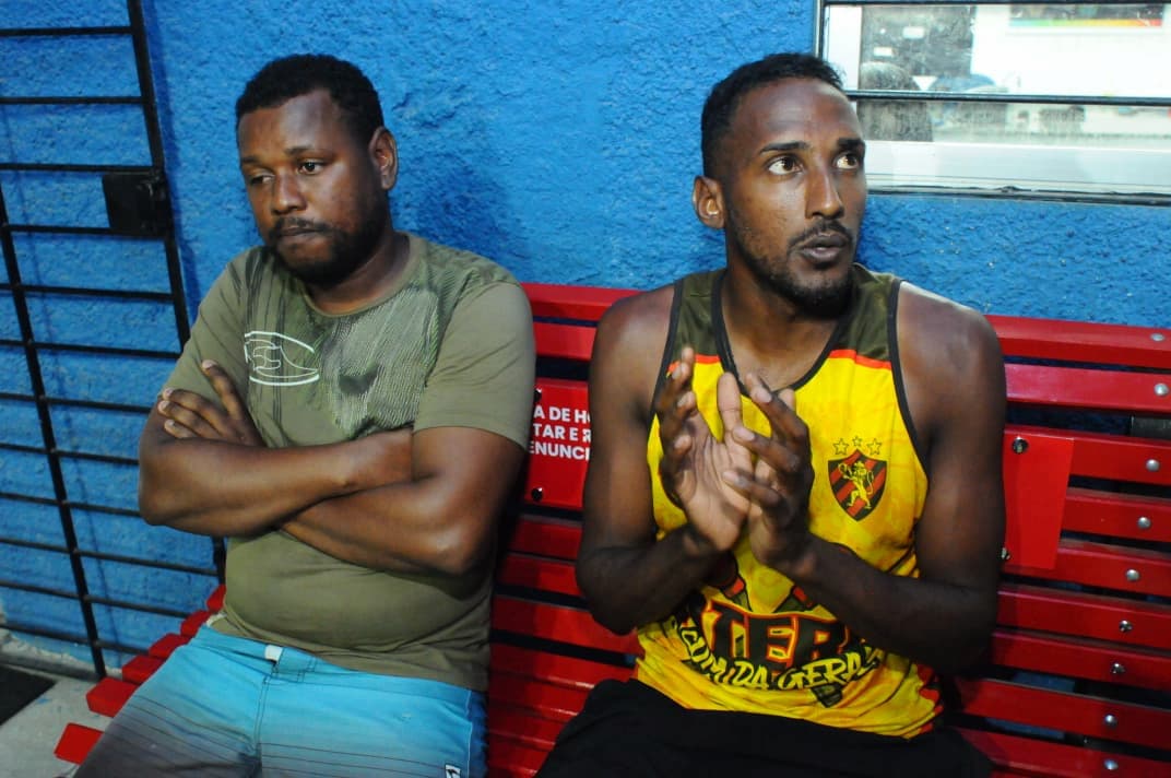 Inaldo Santos da Silva Filho (esquerda) e José Augusto Nazárioh, pai e tio da menina Ester, assassinada em São Lourenço da Mata