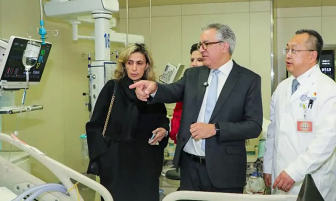 Ministro da Saúde, Alexandre Padilha, em visita oficial hospital inteligente universitário Tiantan, na China,