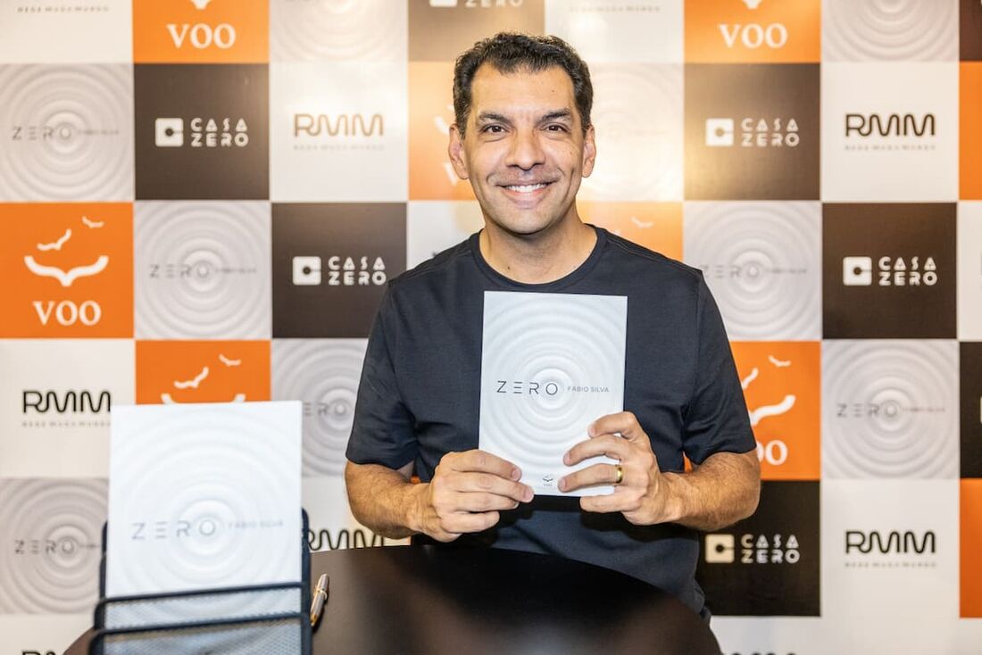 Fábio Silva em lançamento do livro "Zero"