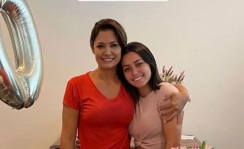 Michelle Bolsonaro junto à filha Letícia Firmo, que sofreu um assalto em São Paulo