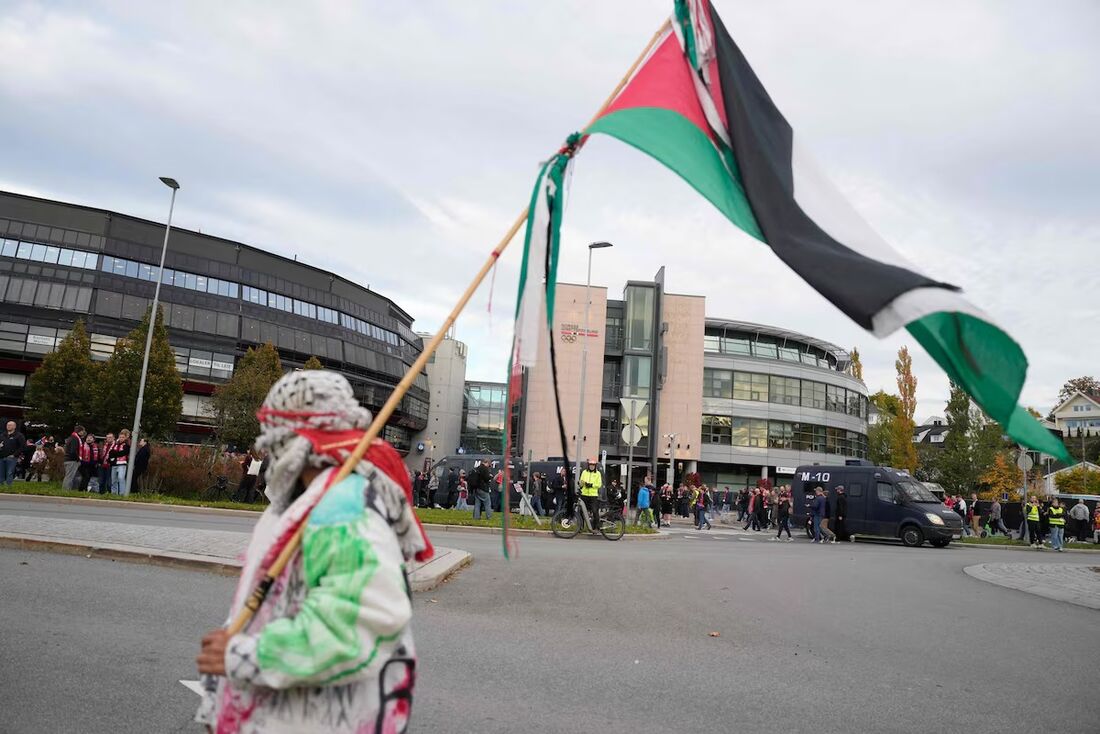 Noruegueses fazem protesto pró-Palestina em partida contra Israel