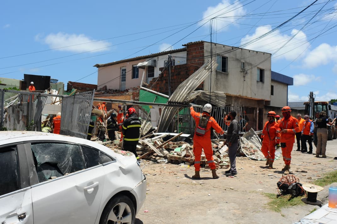 A estrutura desabou após uma explosão na manhã deste domingo (19)